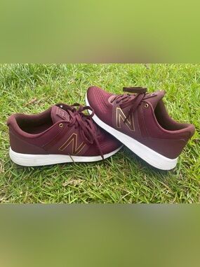 New Balance Women's Size 8 WRL24NMR Burgundy Low Top Lace Up Running Shoes.